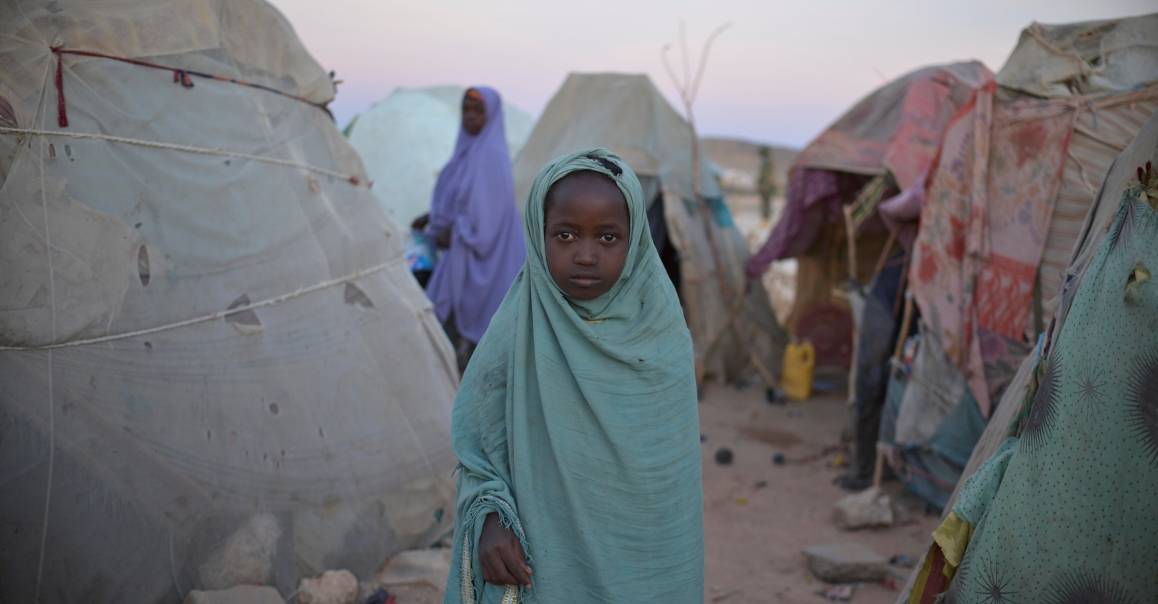 Over to millioner er internt fordrevne i Somalia. Det skyldes blant annet konflikten mellom myndighetene og al-Shabaab. Mange har også måttet flytte på grunn av flom eller tørke, slik som de i leiren på bildet. Foto: UN Photo/Tobin Jones.